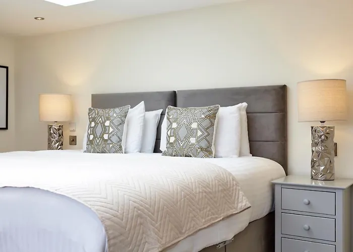 Redcliffe Parade No11 I Your Apartment